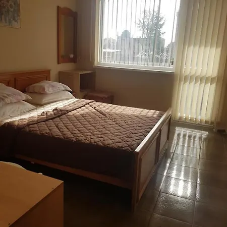 Dvete Brezi Pensjonat Burgas